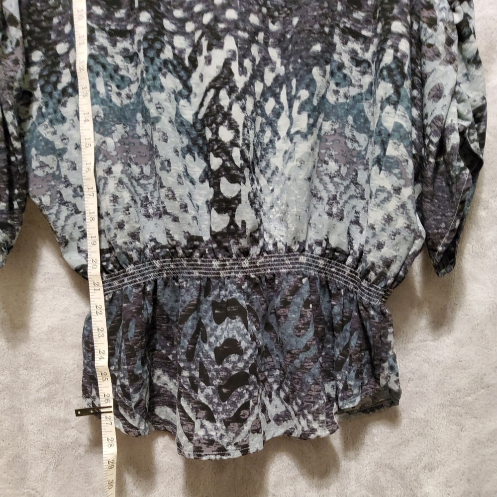 NINE WEST SIZE M GRAY/BLACK/GREEN SCOOP NECK PEPLUM HEM ELASTIC 3/4 SLEEVE TOP - Picture 3 of 7